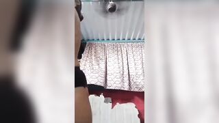 Sexy girl apni desi chut dikha kar peshab kar rahi hai