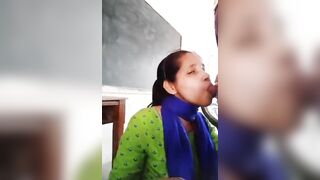 Classroom mein blowjob deti hui student apne teacher ko