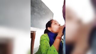 Classroom mein blowjob deti hui student apne teacher ko