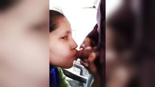 Classroom mein blowjob deti hui student apne teacher ko
