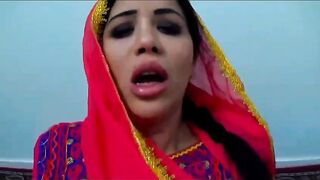 Indian randi apne grahak se masti mein chudwati hui