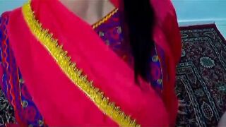 Indian randi apne grahak se masti mein chudwati hui