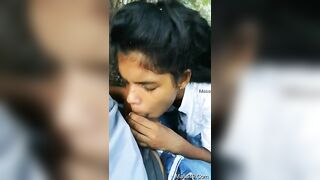 College girl outdoor mein blowjob de rahi hai boyfriend ko