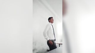 Classroom mein college girl ki boobs daba raha hai bf