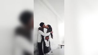 Classroom mein college girl ki boobs daba raha hai bf