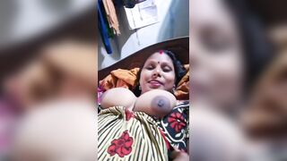 Aunty ki big juicy boobs ki selfie