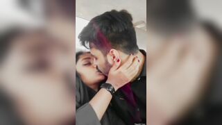 Car mein romance kar rahi hai college girl