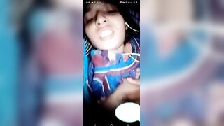 Video call par chut mein baigan daal rahi hai desi girl