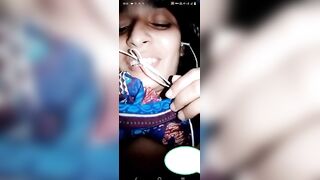 Video call par chut mein baigan daal rahi hai desi girl