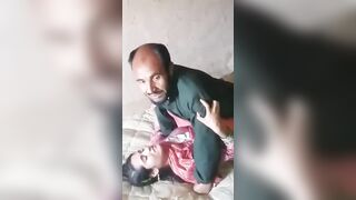 Bhai jaan ke samne abbu se chudwati Muslim ladki
