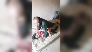 Bhai jaan ke samne abbu se chudwati Muslim ladki