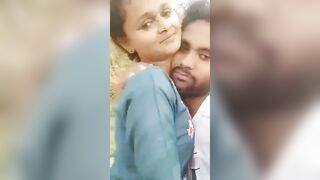 Bengali girl ne apni boobs suck karwai Jungle mein
