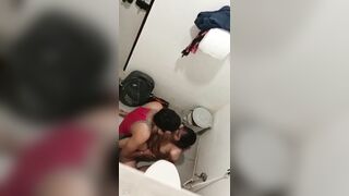 Indian gf chud gayi Mall ke bathroom mein