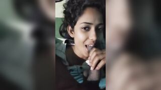 Naughty Indian girl blowjob de rahi hai lover ko
