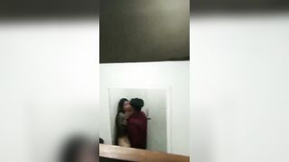 Hotel ke bathroom mein sex karte hue Indian couple