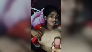 Kamwali apne malik ko handjob dekar chud gayi