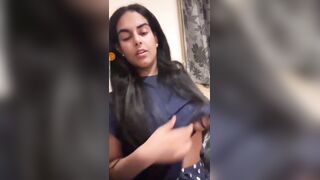 Live call par Indian girl boobs dikhati hui