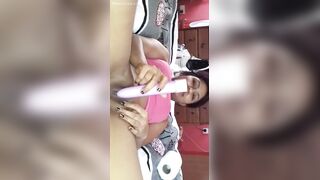 Desi randi dildo daal rahi hai chut mein