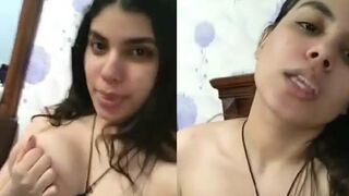Pakistani girl live call par boobs dabati hui