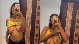 Insta model boobs daba kar selfie leti hui