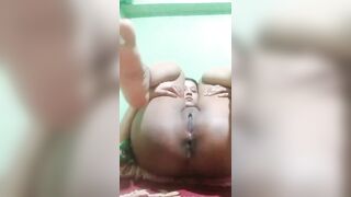 College girl apni chut aur gaand ka hole dikhati hui