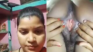 Bengali boudi apni chut faad kar dikhati hui