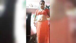 Bengali boudi apni chut faad kar dikhati hui
