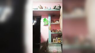 Bengali boudi apni chut faad kar dikhati hui