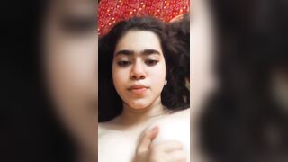 Paki girl Fatima apni boobs dabati hui