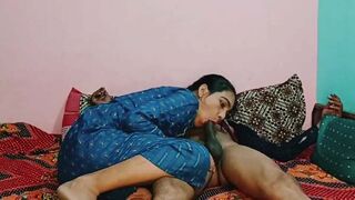 Cute wife apne husband ko blowjob de rahi hai