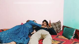 Cute wife apne husband ko blowjob de rahi hai
