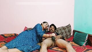 Cute wife apne husband ko blowjob de rahi hai