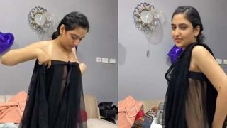 Chut dikhate hue dance kar rahi hai Paki wife