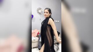 Chut dikhate hue dance kar rahi hai Paki wife