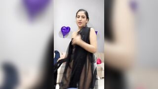 Chut dikhate hue dance kar rahi hai Paki wife
