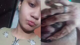 College girl ne apni boobs daba kar fingering kiya