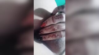 College girl ne apni boobs daba kar fingering kiya